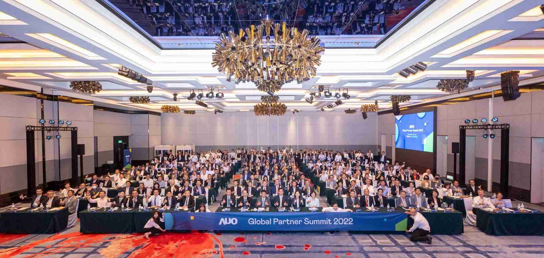 友達推動「安心、、、創新、、、、用心、、、同心、、盡心」五星職旅，，為菲籍員工打造全方位照護，，首度贏得「人權實踐與發展領袖獎」殊榮