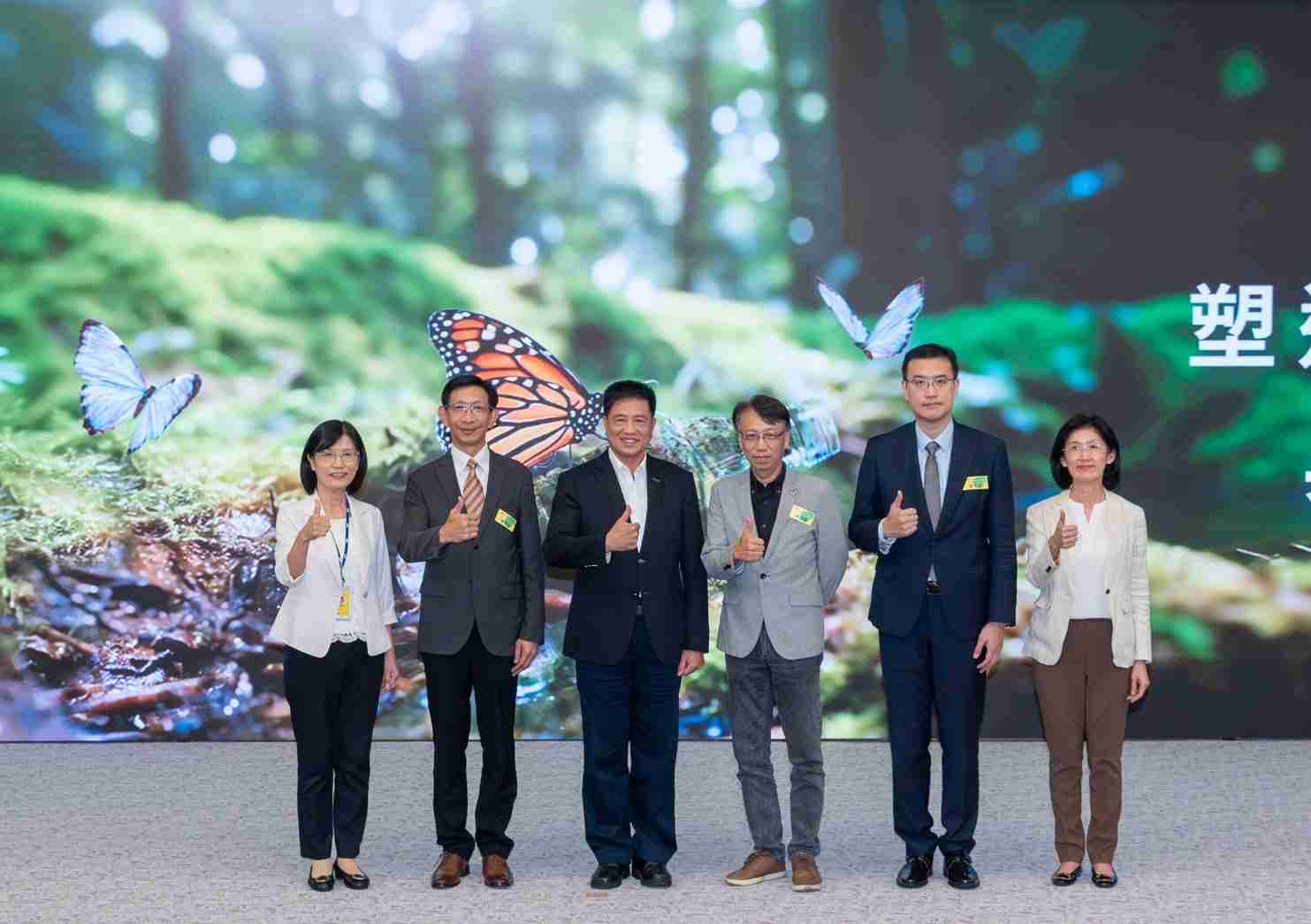 友達2023 CSR共榮大會，，，邀請領域專家分享交流生物多樣性管理趨勢、、、無塑產品、、海廢永續塑料等議題  （圖左到右：友達光電永續長古秀華、、、3M台灣技術長陳君杰、、、、友達光電董事長暨集團策略長彭双浪、、光寶科技企業永續發展處處長陳慶暉、、、、安永聯合會計師事務所執業會計師曾于哲、、、、友達光電供應鏈總部副總經理吳宜芳）