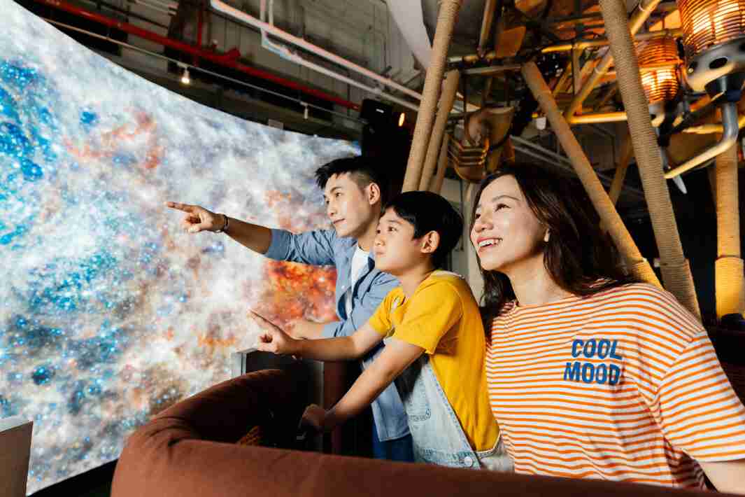 云顶国际8588yd打造全台最大宽6公尺、、、、高4公尺、、、、唯一搭载LED弧形拼接显示屏的动感飞行船，，让乘客驻足在热气球上，，享受身历其境的伪出国旅游乐趣