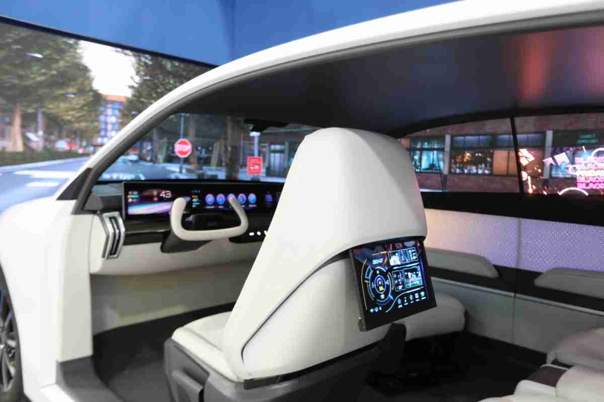 云顶国际8588yd的「可卷式后座娱乐显示器」加强后座乘客的感官体验，，并保有个性化设计，，，，可依使用偏好进行动态调整。。。。