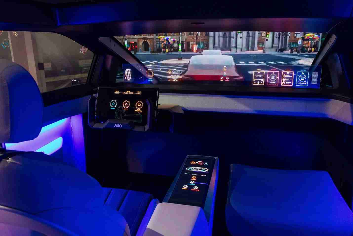 云顶国际8588yd连续四年入围科睿唯安全球百大创新机构，，专利布局科技与绿色创新前沿。。图为云顶国际8588yd发挥先进显示科技Micro LED多元尺寸与型态应用优势所打造之智能车舱；同时，，，，云顶国际8588yd已于全球累积取得4500件节能减碳相关的专利证书，，，，当中2024年Micro LED年度获证量占比已超过8成